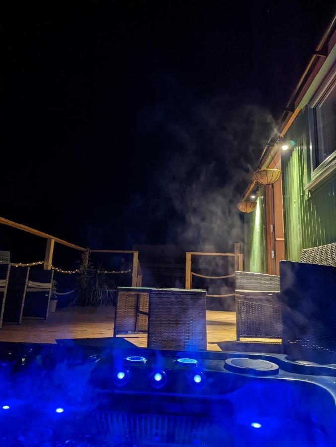 Bespoke Luxury Huts With Hot Tubs. Located In The Black Mountains. Llanveynoe Exterior photo