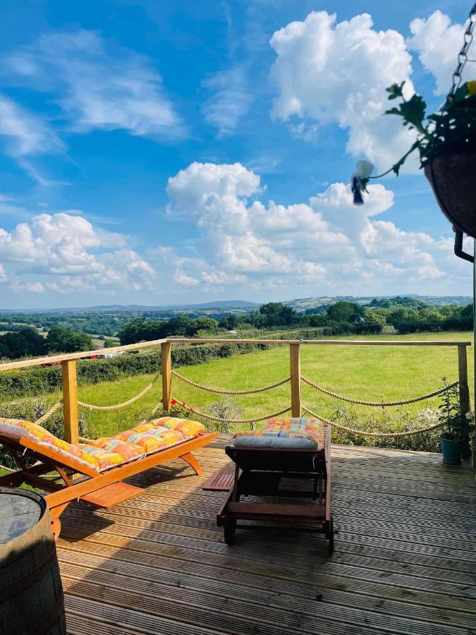 Bespoke Luxury Huts With Hot Tubs. Located In The Black Mountains. Llanveynoe Exterior photo